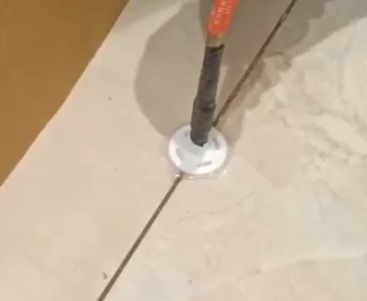 青神瓷砖空鼓维修公司专业解答瓷砖在铺贴过程中，如果没有涂抹均匀到位的粘结材料（如水泥砂浆或瓷砖胶），可能会导致以下问题